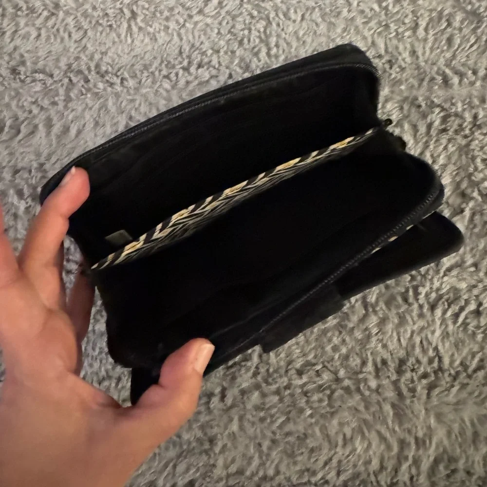 VERA BRADLEY Black Turn Key Quilted Wallet - Picture 5 of 8